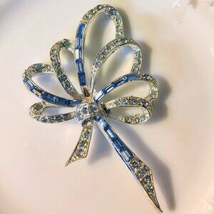 Gorgeous Vintage PELL Bow Signed Water Blue Rhinestone Vintage Brooch Hu…